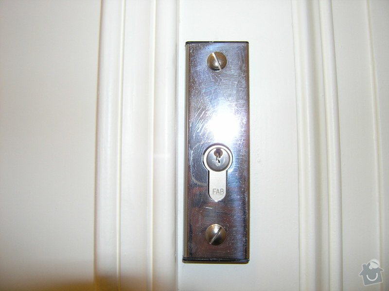 Zámečník pro výměnu vložky a kování (dveře do bytu): P5011783
