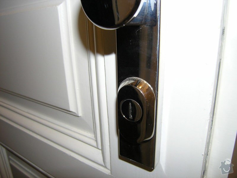 Zámečník pro výměnu vložky a kování (dveře do bytu): P5011786