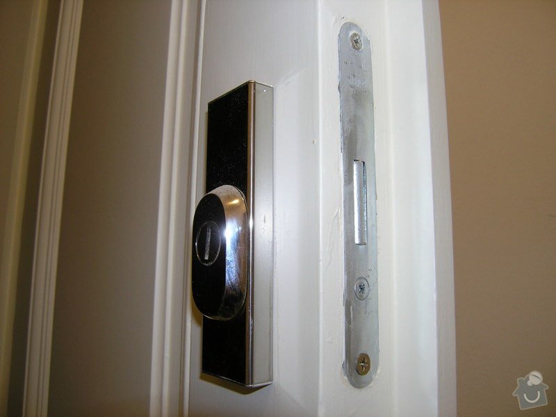 Zámečník pro výměnu vložky a kování (dveře do bytu): P5011787