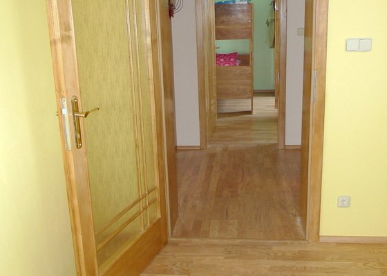 Pokládka dřevěné podlahy Barlinek Brno 120m2 / dub 3 lamela 5G zámek.