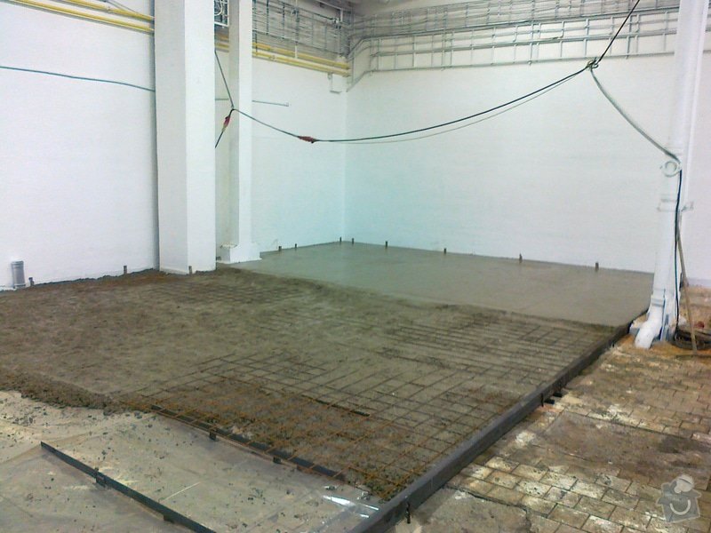 Betonáž podlahy v hale, panelové plochy: 070120151043