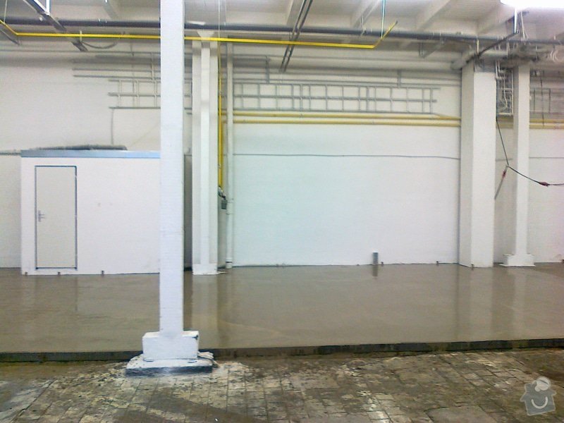 Betonáž podlahy v hale, panelové plochy: 070120151051