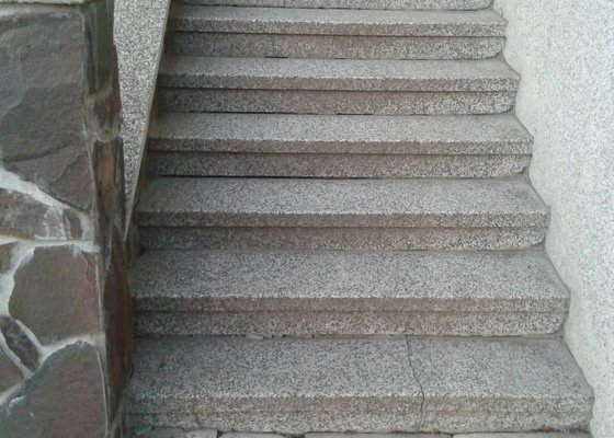 Kolejnice na schody pro kočárek - stav před realizací