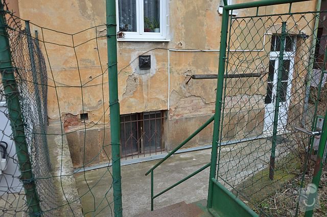 Poptávám zhotovení fasádní omítky na činžovní dům v Plzni: DSC_0005-m