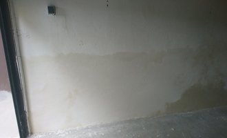 Oprava vlhkých stěn v garáži v panelovém domě