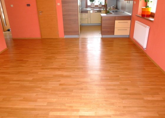 Pokládka dřevěné podlahy Barlinek 94 m2.