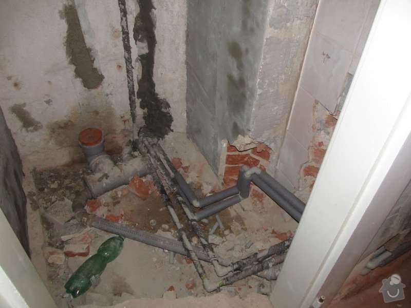 Oprava netěsného potrubí kanalizace v bytě: Ze_stavby