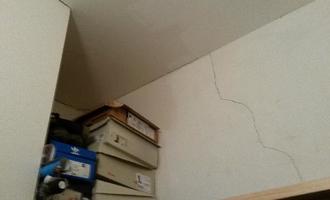 Oprava a malování zdí, podlaha - stav před realizací