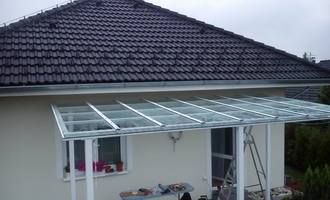 Zasklení střechy pergoly + skleněný obklad