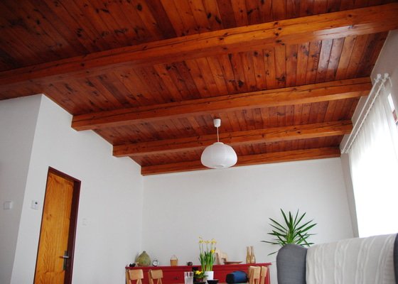 Přelakování lesklého dřevěného stropu na bílo