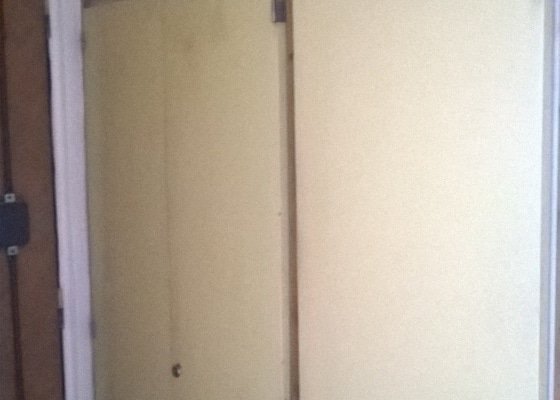 Renovace dveří vestavěných skříní - stav před realizací