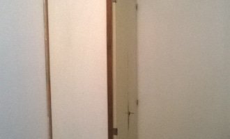Renovace dveří vestavěných skříní - stav před realizací