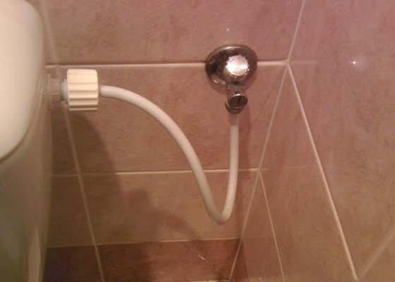 Výměna hadičky na přivod vody k záchodu