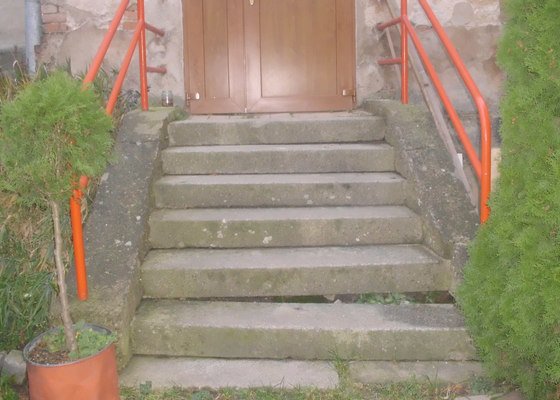 Oprava schodů u domu vedoucích na zahradu - stav před realizací