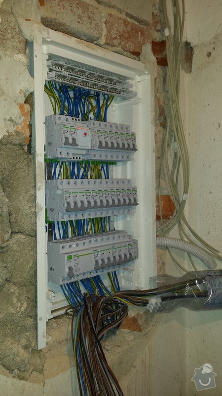 Kompletní rekonstrukce rozvodů elektřiny, topení (radiátory + podlahovka), zabezpečovací zařízení: Rozvadec