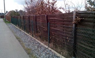 Výměna plotu z pletiva za dřevěné výplně - stav před realizací