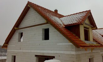 Střecha,arkýře,stropní trámy,dřevěný interier,schody