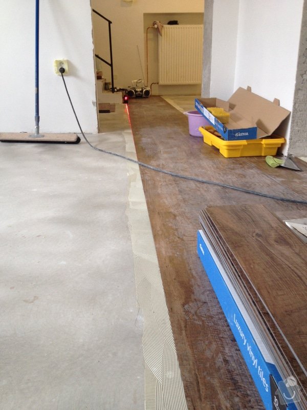 Úprava problematického betonu, vyrovnání podlahy, pokládka lepeného vinylu, obklad shodiště : IMG_3981