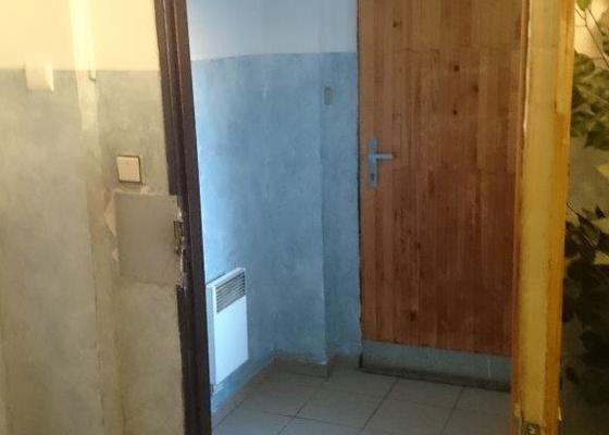 IHNED - výměnu a instalaci hliníkových dveří v Kbelích - stav před realizací