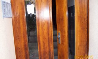 Renovace původních vchodových dveří do bytového domu