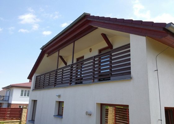 Obroušení a nátěr dřevěného balkonového zábradlí - stav před realizací