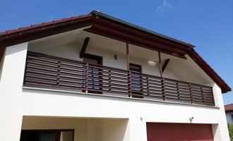 Obroušení a nátěr dřevěného balkonového zábradlí - stav před realizací