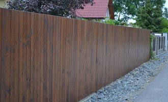 Výměna plotu z pletiva za dřevěné výplně