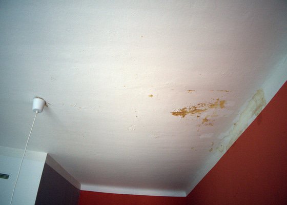 Oprava stropní omítky v činžovním domě a následné vymalování celého stropu - stav před realizací