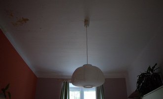Oprava stropní omítky v činžovním domě a následné vymalování celého stropu - stav před realizací