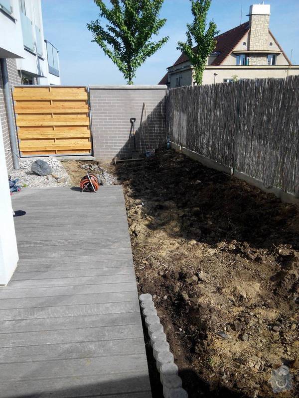 Dřevěná nebo betonová palisáda: 1.uprava_male_zahradky