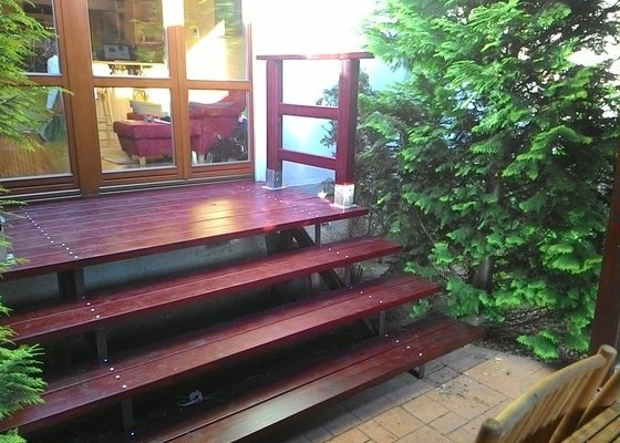Dřevěné schody do zahrady