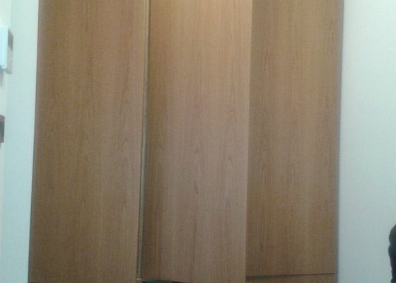 Vestavná skříň a věšáková stěna s šatní skříní se zrcadlem na dveřích a šuplík na boty