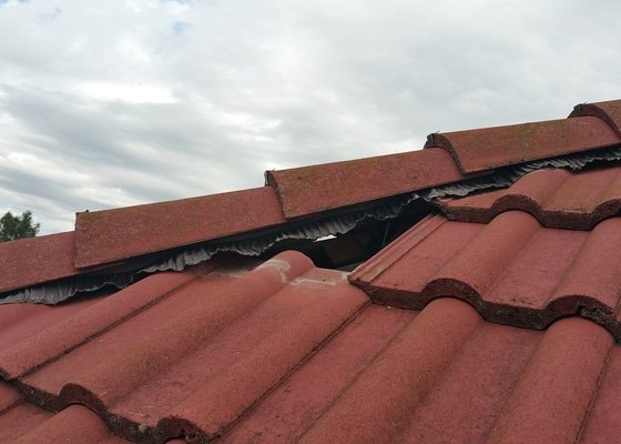 Oprava poškozené střechy - stav před realizací