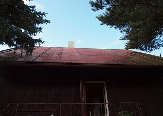 Nátěr plechové střechy chaty