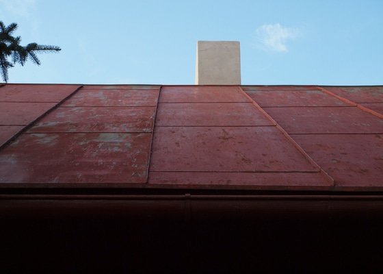 Nátěr plechové střechy chaty