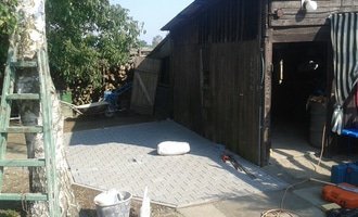 Výroba zahradního domku včetně zámkové dlažby