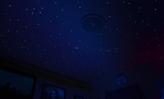 Realistická noční obloha v ložnici dospělých