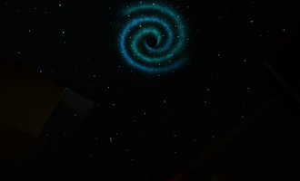 Galaxie na stropě dětského pokoje