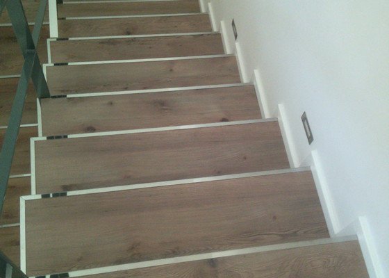 Pokládka laminátové podlahy 70m2, 18 schodů s podestou