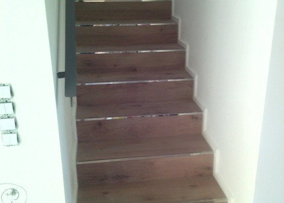 Pokládka laminátové podlahy 70m2, 18 schodů s podestou
