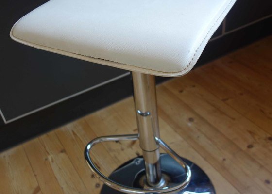 Čalounění 2 barových stoliček, 6 jídelních židlí - stav před realizací