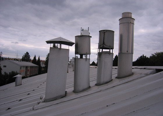 Plechové komínky na střechu