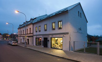 Nový střešní plášť na komerční budově kavárny Café Korek v Klášterci nad Ohří