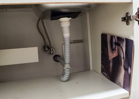 Instalatér – připojení filtru na vodu v kuchyni - stav před realizací
