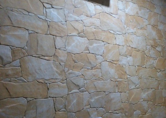 Obklad stěny v předsíní imitací kamene, obklad stropu sádrokartonem, zapojení světlae