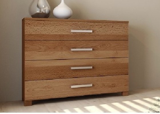 Dřevěný nábytek (postel a komoda)