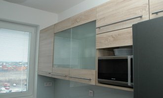 Kuchyňská linka (místnost 5m2) + 2x dvoudveřová vestavěná skříň + botník - stav před realizací
