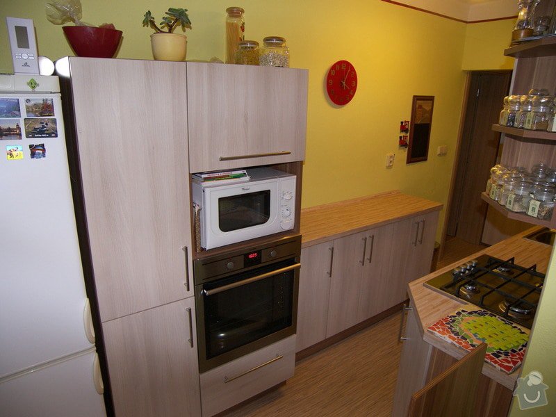Paneláková kuchyně, skříň a sklopná postel: PV8