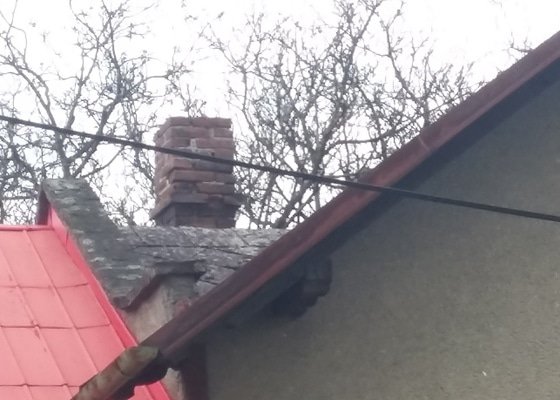 Drobná oprava komínu na střeše starého domu