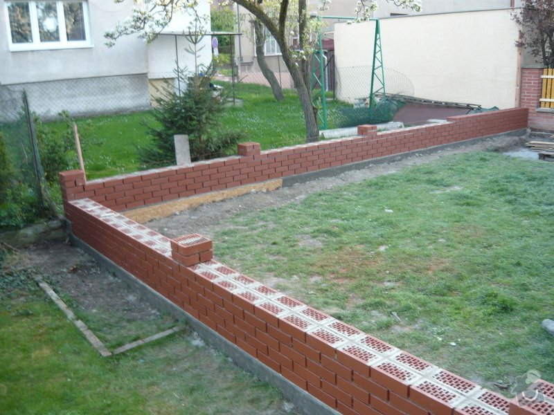 Stavba zděného plotu z cihel Klinker Praha 10: P1050088